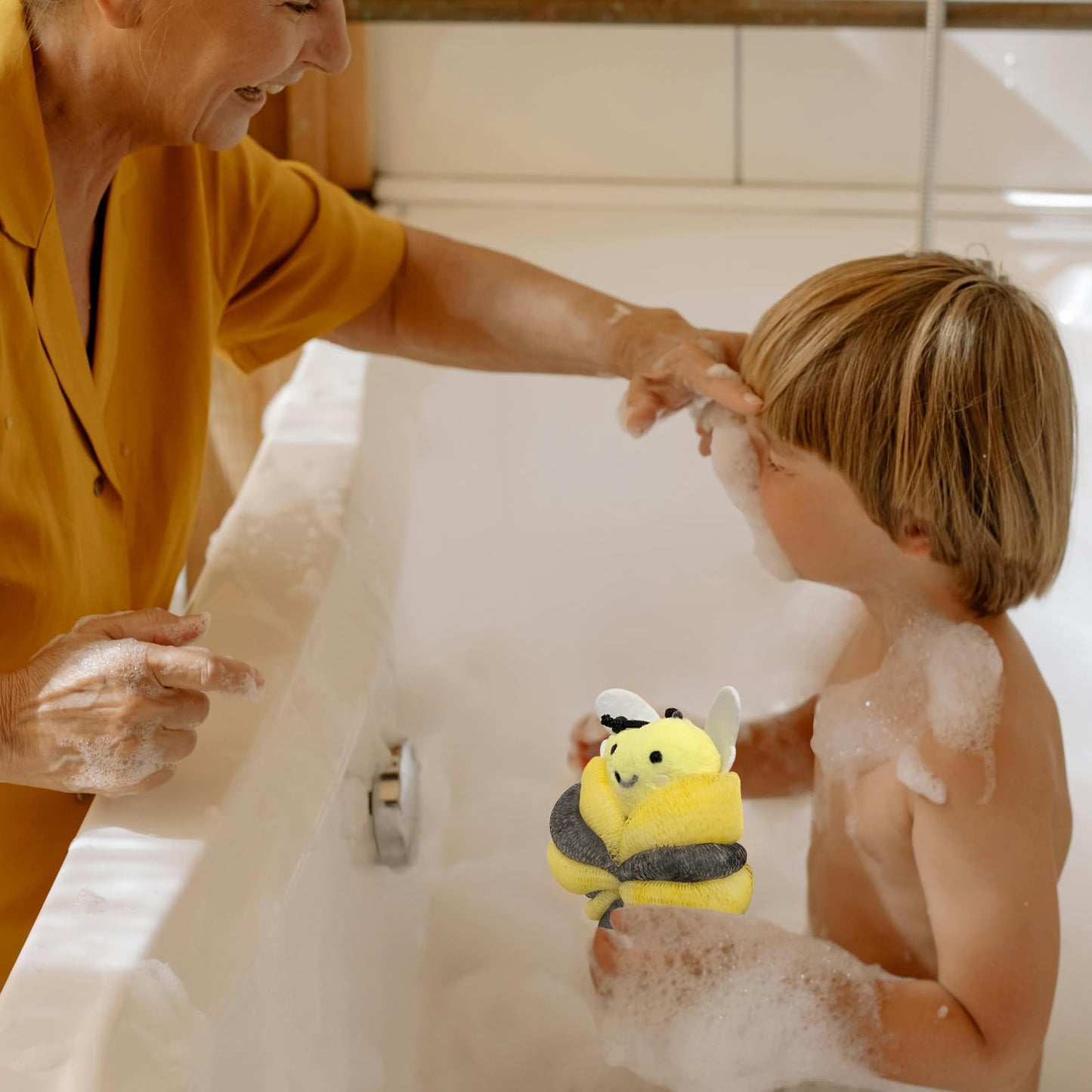 BETITETO Bath Sponges 2Pieces Cute Cartoon Animal Bath Loofahs Pouf Mesh Balls Body Scrubber Bathing Accessories Gifts for Women (Bee + Pig)