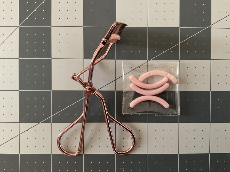 Jenny Patinkin The Big Reveal Ā® Eyelash Curler for Hooded Eyes, Deep Set Eyes ā Precision & Professional Eyelash Curler for Difficult Eye Shapes with Replacement Silicone Pad, Nickel Free