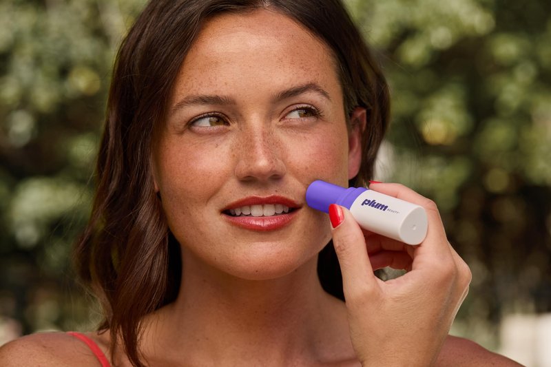 Plum Beauty Facial Hair Remover for Women – Portable Lipstick-Sized Shaver with Built-in LED Light – Painless Dual-Track Rotary Blade for Upper Lip, Cheeks, and Forehead – AA Battery Powered