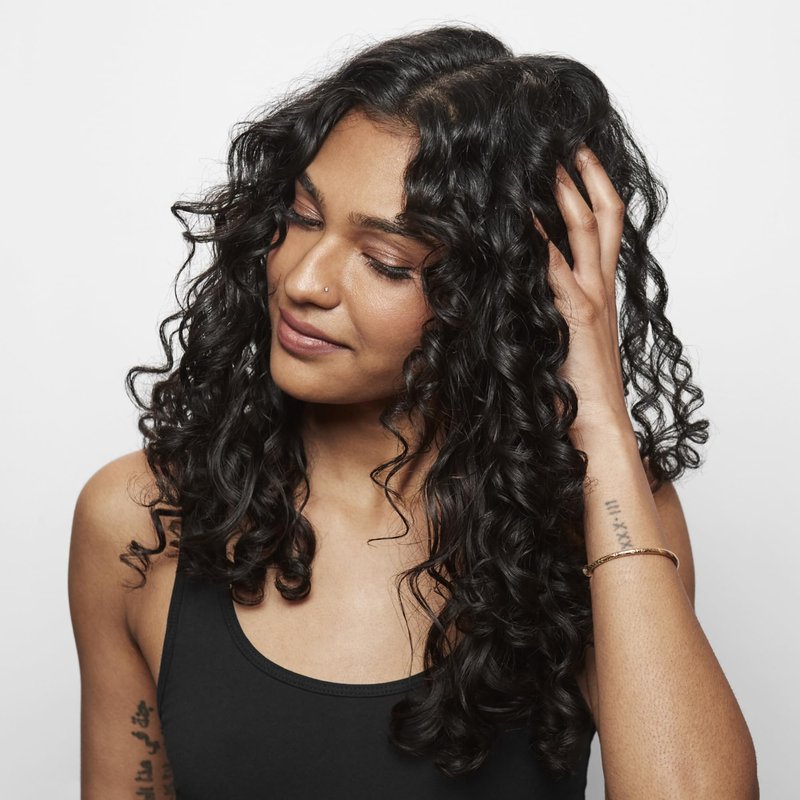 Bumble and bumble. Creme De Coco Shampoo | Provides Rich Moisture and Shine | Reduces Frizz | With Coconut Kukui Nut Murumuru Butter | For Dry Medium to Thick Curly, Wavy, Straight Hair, 8.5 Fl Oz