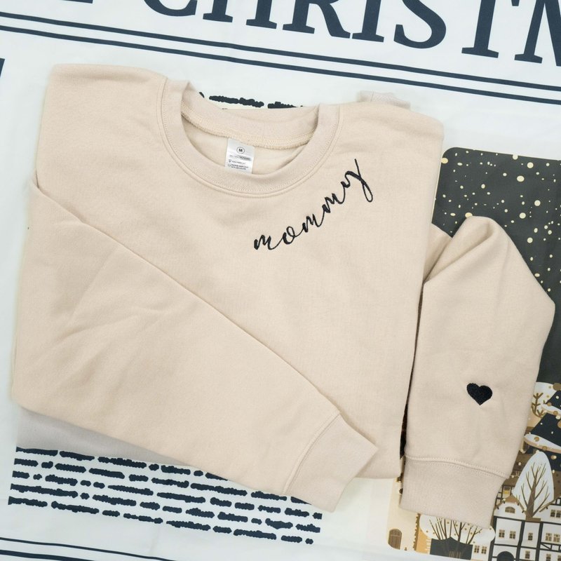 Nani - Mommy Mom Mama Embroidered Crewneck Sweatshirt Heart On Sleeve for Women - Gifts For New Mom Mama Birthday Christmas Mothers Day Valentine Embroidery Pullover Sweater Shirt Sand
