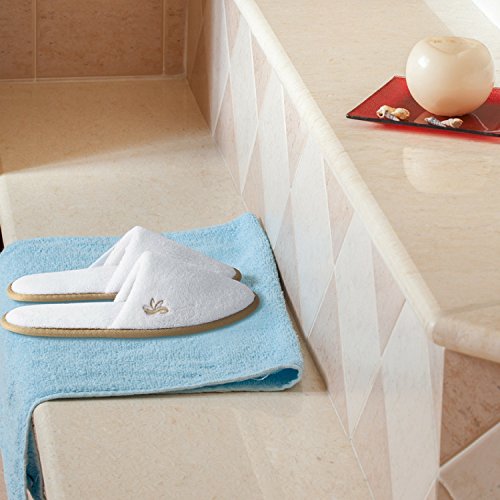 BERGMAN KELLY Spa Slippers, Closed Toe (Medium & Large, 12 Pairs, White + Cocoa Trim), Disposable Indoor Hotel Slippers for Men and Women, Fluffy Coral Fleece, Deluxe Padded Sole for Extra Comfort