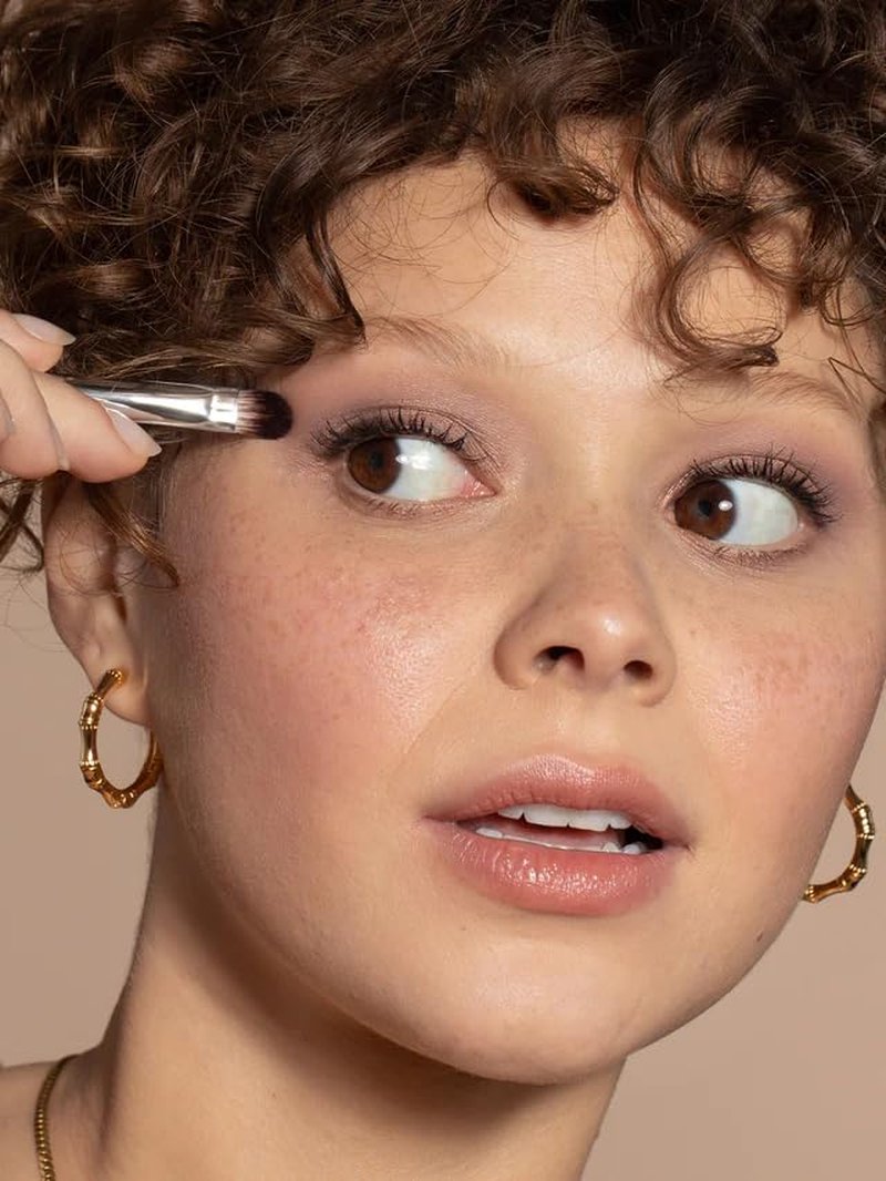 ILIA Shadow Brush - Flat Tapered Head with Vegan Bristles for Perfect Eyeshadow Application | Eco-Friendly Design