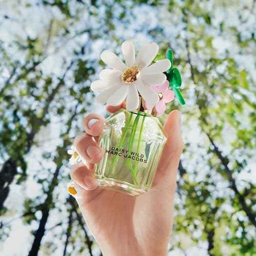 Marc Jacobs Daisy Wild Eau de Parfum - Adventurous Floral Women's Perfume - With Notes of Banana Blossom Accord, Jasmine & Macadamia Accord, Sandalwood & Vetiver des Sables