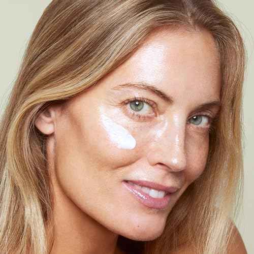 Clarins Extra-Firming Day Cream | Anti Aging Moisturizer | Skin Looks More Radiant, Visibly Firmer and Plumper After 28 Days* | Smoothes Appearance of Lines and Wrinkles | Evens Skin Tone | Hydrates