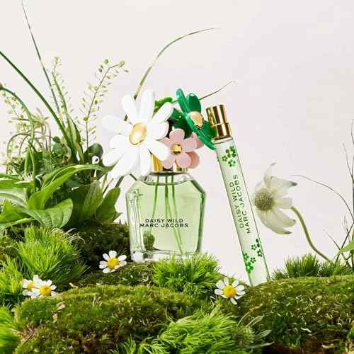 Marc Jacobs Daisy Wild Eau de Parfum - Adventurous Floral Women's Perfume - With Notes of Banana Blossom Accord, Jasmine & Macadamia Accord, Sandalwood & Vetiver des Sables
