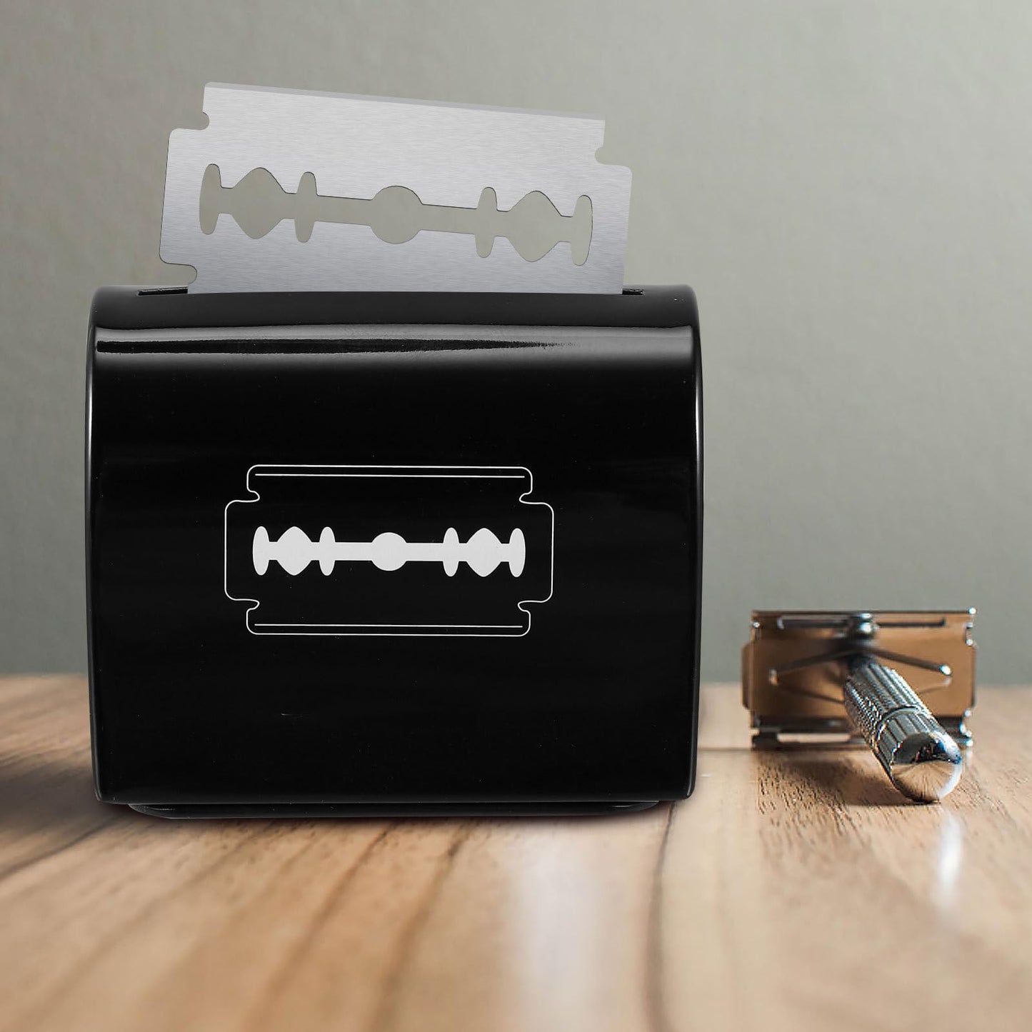 Uonlytech 2pcs Blade Storage Box Blades Dispenser Case Safe Storage Bank for Blades Safety Disposable Razors for Men Blades Disposal Collect Container Water Dispenser Household Travel Iron