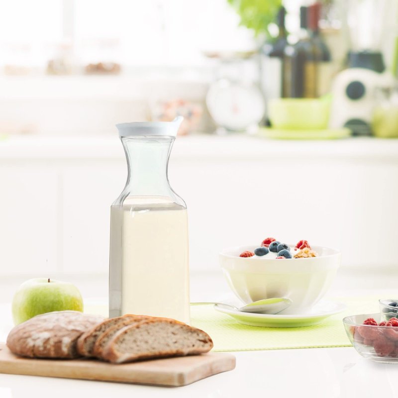 DilaBee Plastic Water Pitcher With Lid - Square Carafe Pitchers for Drinks, Milk, Smoothie, Iced Tea, Mimosa Bar Supplies - BPA-Free - NOT DISHWASHER SAFE (6-Pack, 32 Ounce)