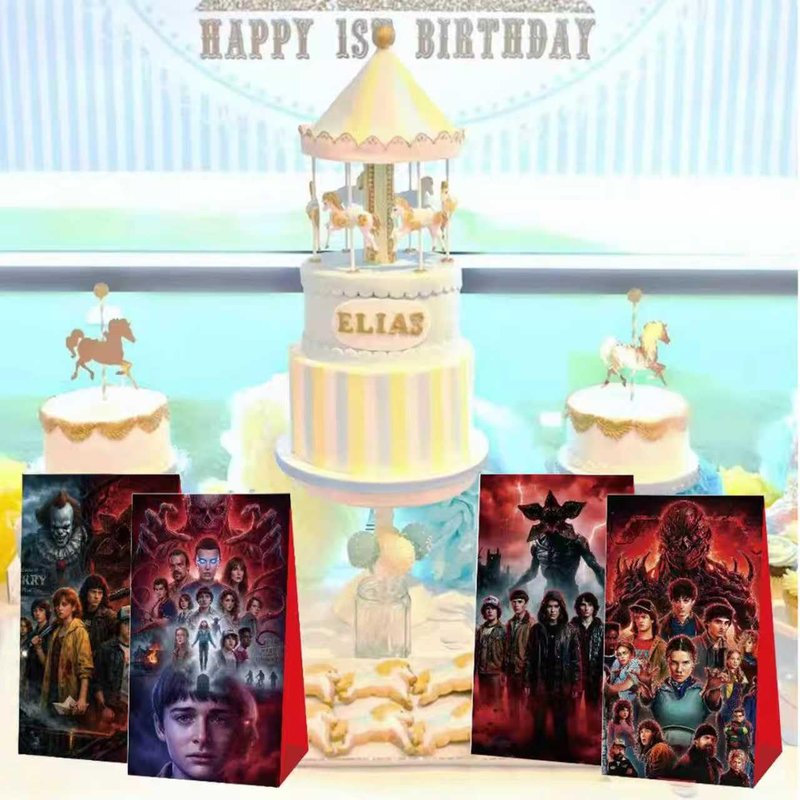 12 PCS of Stranger -themed party gift bags. Made of kraft paper and equipped with handles, they are perfect for holding candies, snacks, etc. They are suitable for various festivals and birthday parties.
