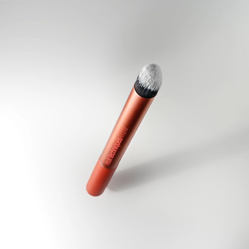 Real Techniques Spot Concealer Brush - Precision Makeup Tool for Targeted Blemish Coverage | Ultra-Plush, Cruelty-Free