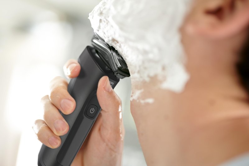 Philips Norelco Shaver 6000, Rechargeable Wet & Dry Shaver with 2-in-1 Click On Beard Styler (5 Length Settings) and Precision Trimmer, S6600/90 (Renewed)