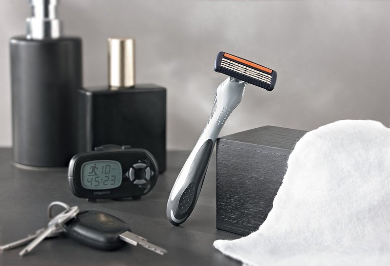 Bic Flex 4 Comfort Men's Razors - Pack of 3 Disposable 4-Blade Razor - with Lubricating Strip for A Smooth And Precise Shave