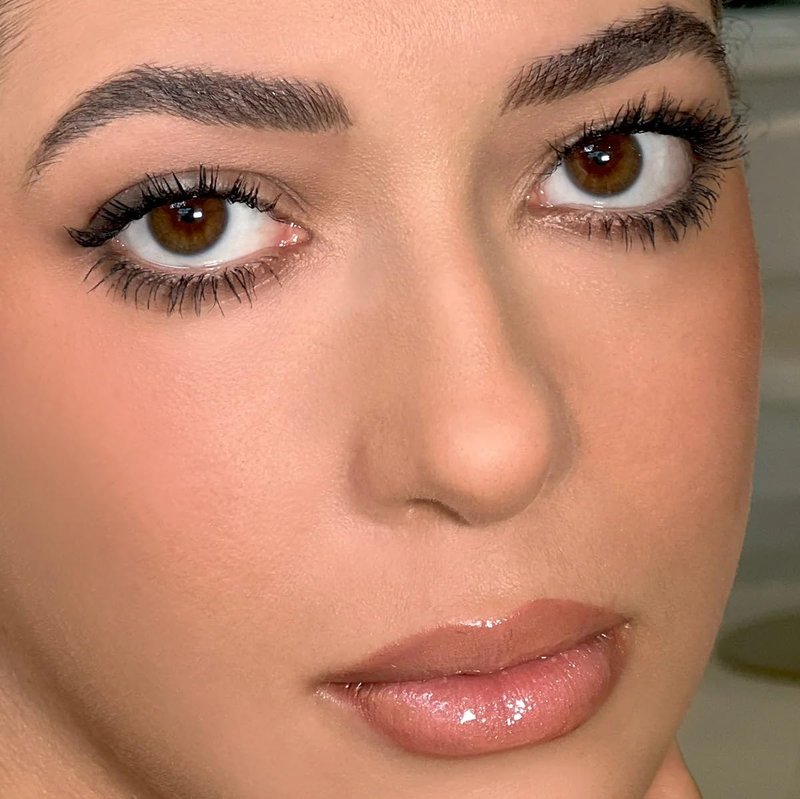 Kevyn Aucoin The Eyelash Curler: Easy use. Long-lasting curl of lashes effect. Wide opening. Stainless steel with two red lash cushions. Pro makeup artist tool for before & after mascara application