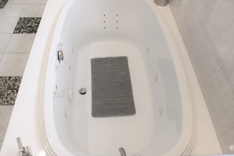 Dependable Industries Inc. Essentials Velvet Grass Bathmat Textured Spa Quality Foot Scrubber Bathroom Tub & Bath Mat Anti-Slip 27" x 15" (Gray)