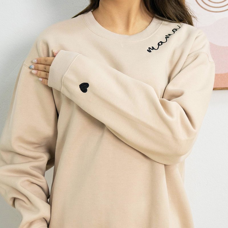 Nani - Mama Mom Mommy Embroidered Crewneck Sweatshirt Heart On Sleeve for Women - Gifts For New Mom Mama Birthday Christmas Mothers Day Valentine Embroidery Pullover Sweater Shirt Sand