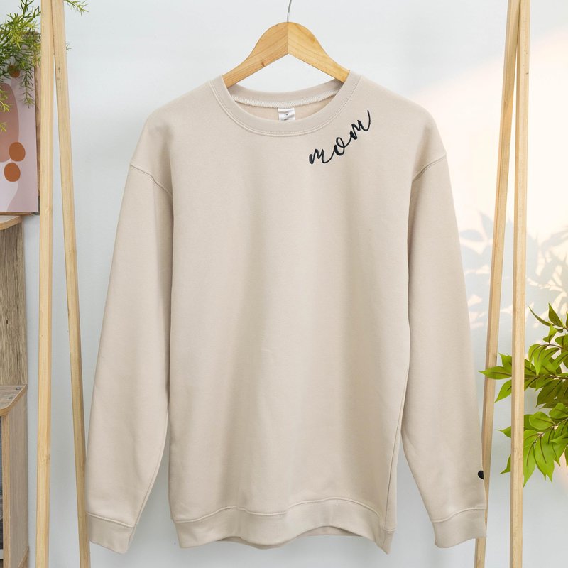 Nani - Mom Mama Mommy Embroidered Crewneck Sweatshirt Heart On Sleeve for Women - Gifts For New Mom Mama Birthday Christmas Mothers Day Valentine Embroidery Pullover Sweater Shirt Sand