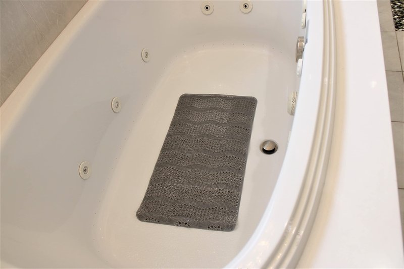Dependable Industries Inc. Essentials Velvet Grass Bathmat Textured Spa Quality Foot Scrubber Bathroom Tub & Bath Mat Anti-Slip 27" x 15" (Gray)
