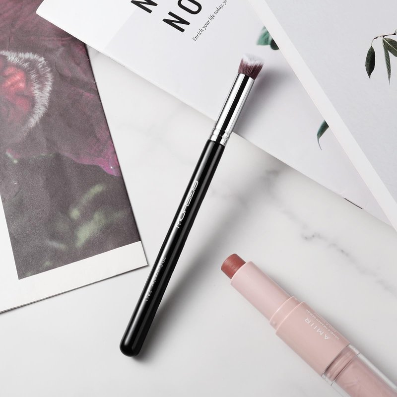 EIGSHOW Angled Concealer Brush Under Eye for Covering Sun Spots Acne Blemishes Concealing Contouring Setting with Liquid Cream (E861)