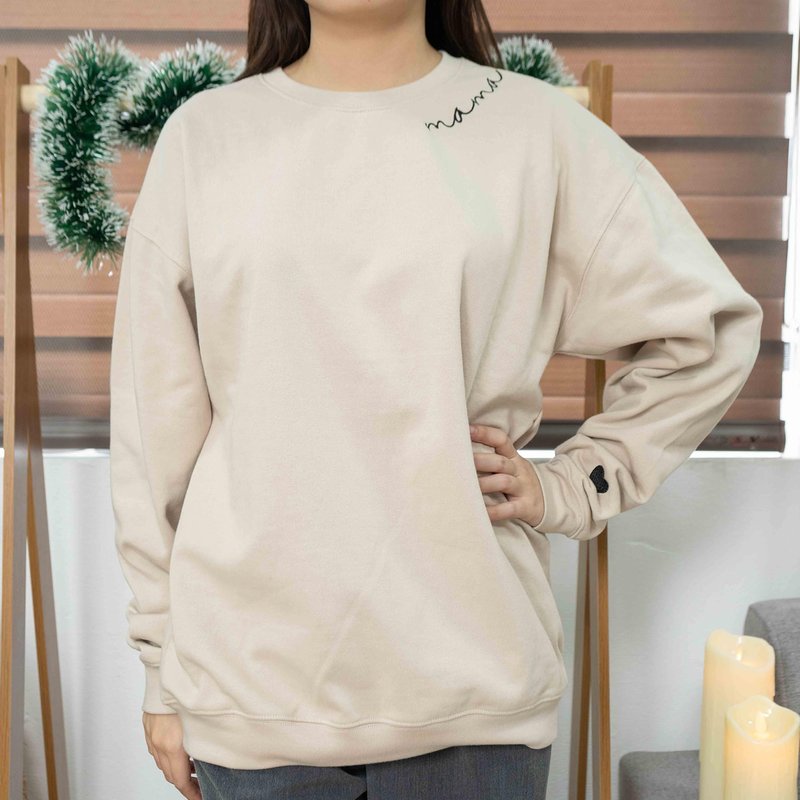 IZI POD - Mama Mom Mommy Embroidered Crewneck Sweatshirt Heart On Sleeve for Women - Gifts For New Mom Mama Birthday Christmas Mothers Day Valentine Embroidery Pullover Sweater Shirt Sand L