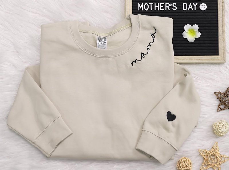 IZI POD - Mama Mom Mommy Embroidered Crewneck Sweatshirt Heart On Sleeve for Women - Gifts For New Mom Mama Birthday Christmas Mothers Day Valentine Embroidery Pullover Sweater Shirt Sand L