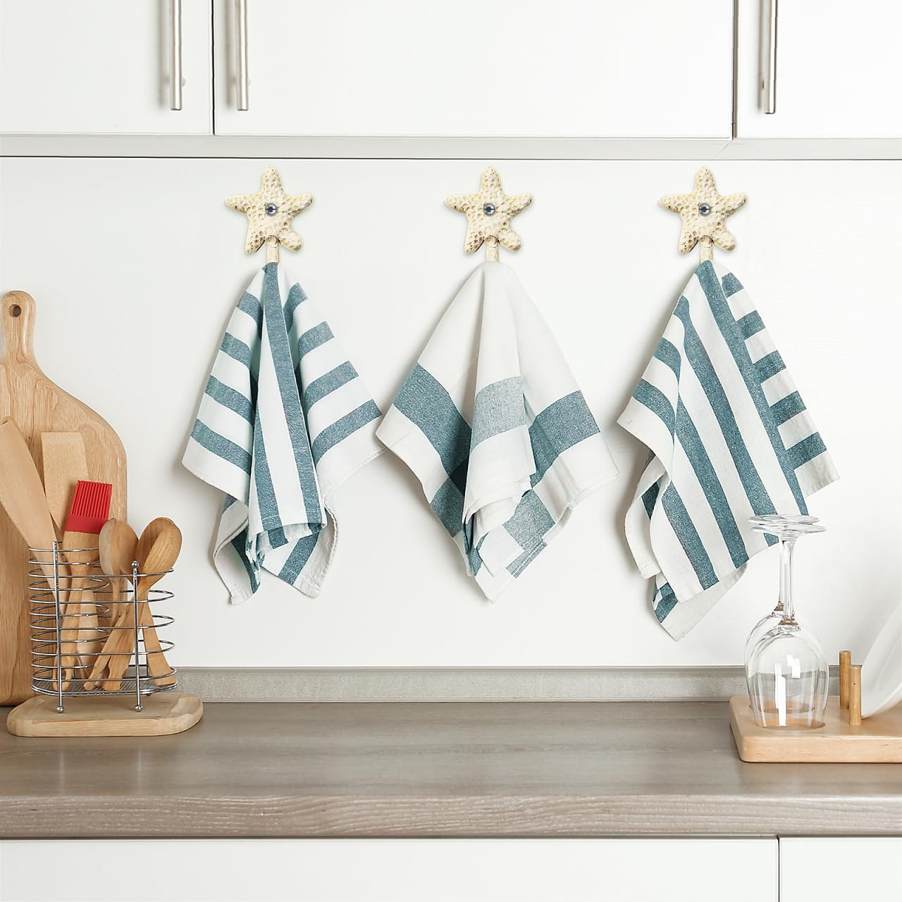 TOPBATHY 3pcs Decorative Hooks for Hanging, Cast Iron Star Fish Beach Themed Wall Hooks, Retro Coastal Wall Hanger Towel Holder for Bathrooms Kitchen Bedroom Hotel Pool Coats