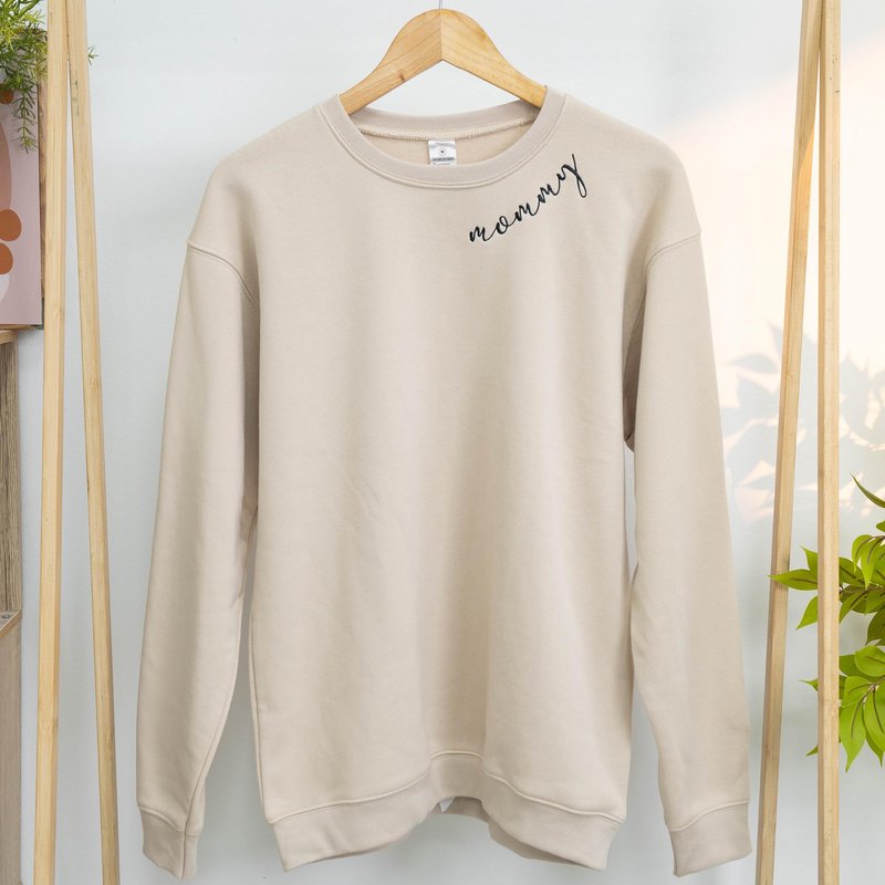 Nani - Mommy Mom Mama Embroidered Crewneck Sweatshirt Heart On Sleeve for Women - Gifts For New Mom Mama Birthday Christmas Mothers Day Valentine Embroidery Pullover Sweater Shirt Sand