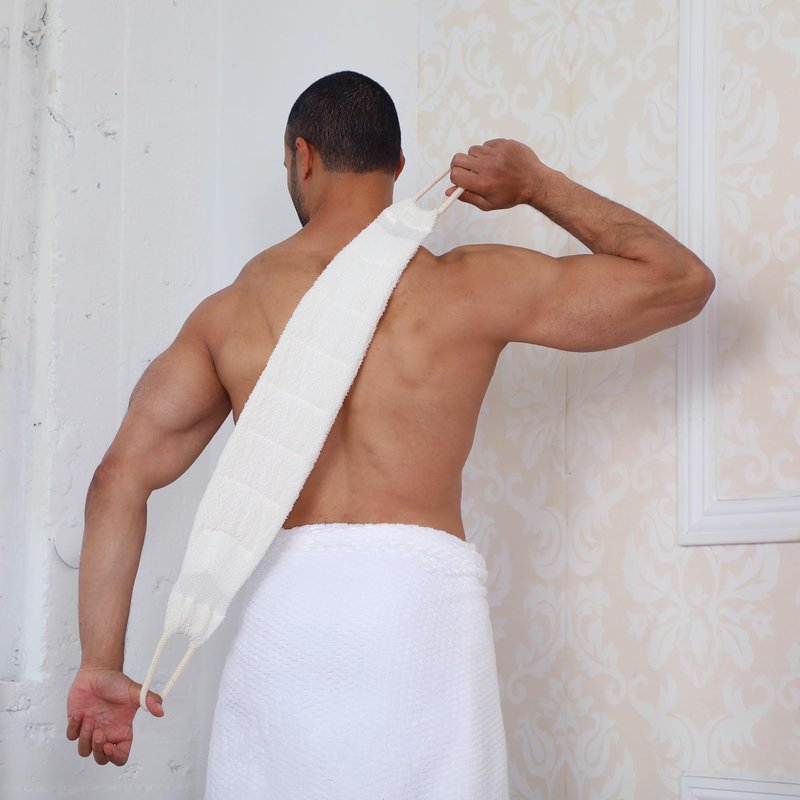Daily Concepts - Daily Back Scrubber - gently exfoliates the skin with its soft natural organic cotton surface, while the soy-based core creates a rich lather (Refill)