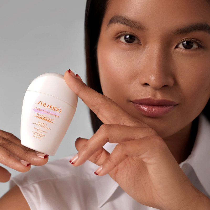 Shiseido Urban Environment Oil-Free Sunscreen SPF 42 - 50 mL - Protects, Hydrates, Mattifies & Works as Face Primer - Water Resistant for 40 Minutes - Non-Comedogenic