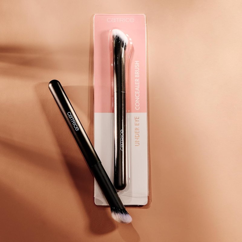 Catrice Under Eye Concealer Brush - Angled Brush for Precise Blending of Cream, Liquid & Powder Makeup | Ultra-Soft Vegan Bristles