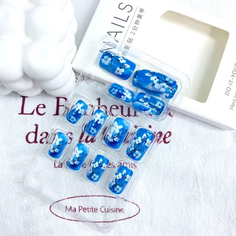 LWTZLW Blue Press on Nails Medium Square False Nails White Flower Design Full Cover Glue on Nail Summer Blue Gradient Floral Reusable Acrylic Fake Nails Glossy Artificial Stick on Nail for Women