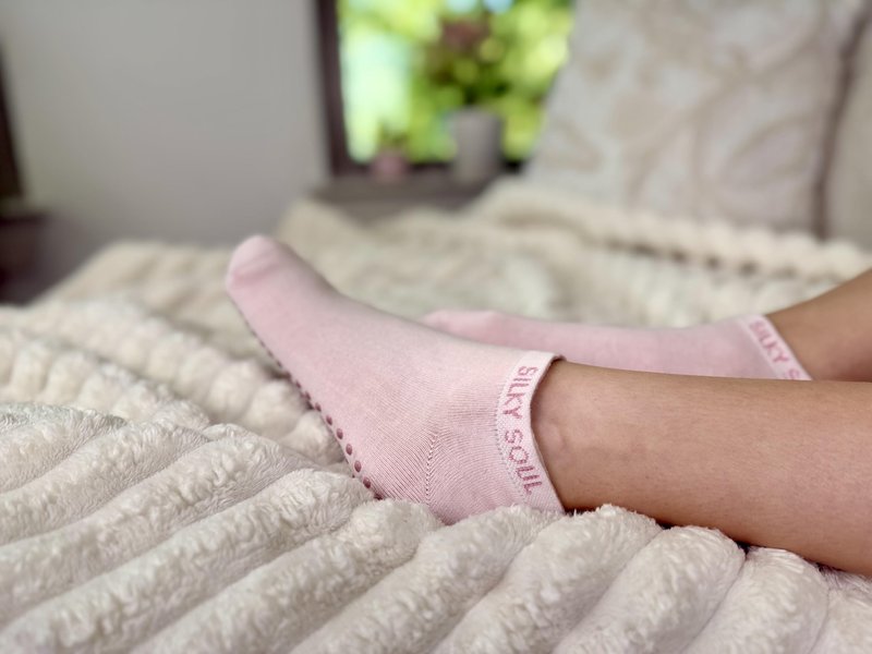Silky Soul Moisturizing Silicone Socks for Dry Feet & Cracked Heels with Hydrating Tincture - Foot Softening & Heel Repair Treatment - Intensive Foot Repair (Pink, Large)