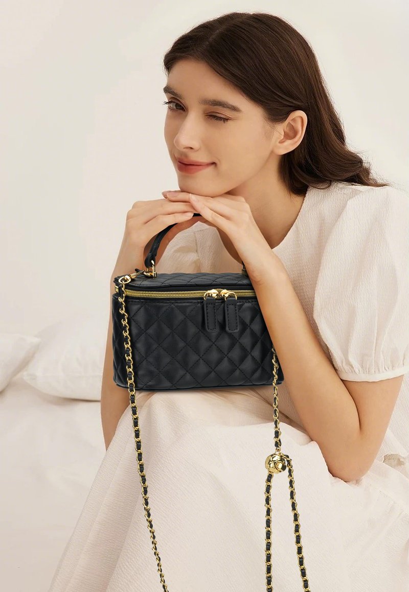 GAYI URBAN Mini Quilted Box Crossbody Bags for Women, Small Square Designer Clutch Purses with Adjustable Chain Strap (Black)