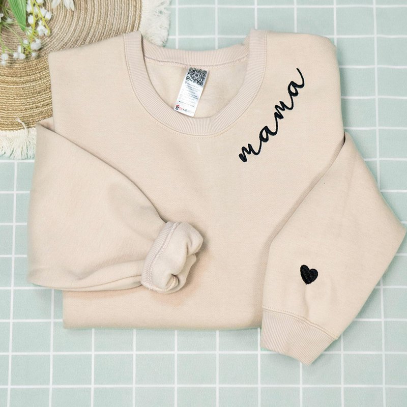 Nani - Mama Mom Mommy Embroidered Crewneck Sweatshirt Heart On Sleeve for Women - Gifts For New Mom Mama Birthday Christmas Mothers Day Valentine Embroidery Pullover Sweater Shirt Sand