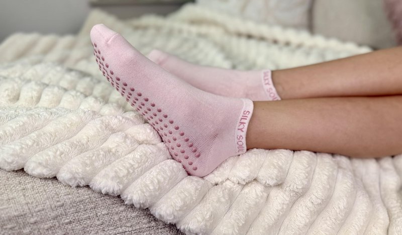 Silky Soul Moisturizing Silicone Socks for Dry Feet & Cracked Heels with Hydrating Tincture - Foot Softening & Heel Repair Treatment - Intensive Foot Repair (Pink, Large)