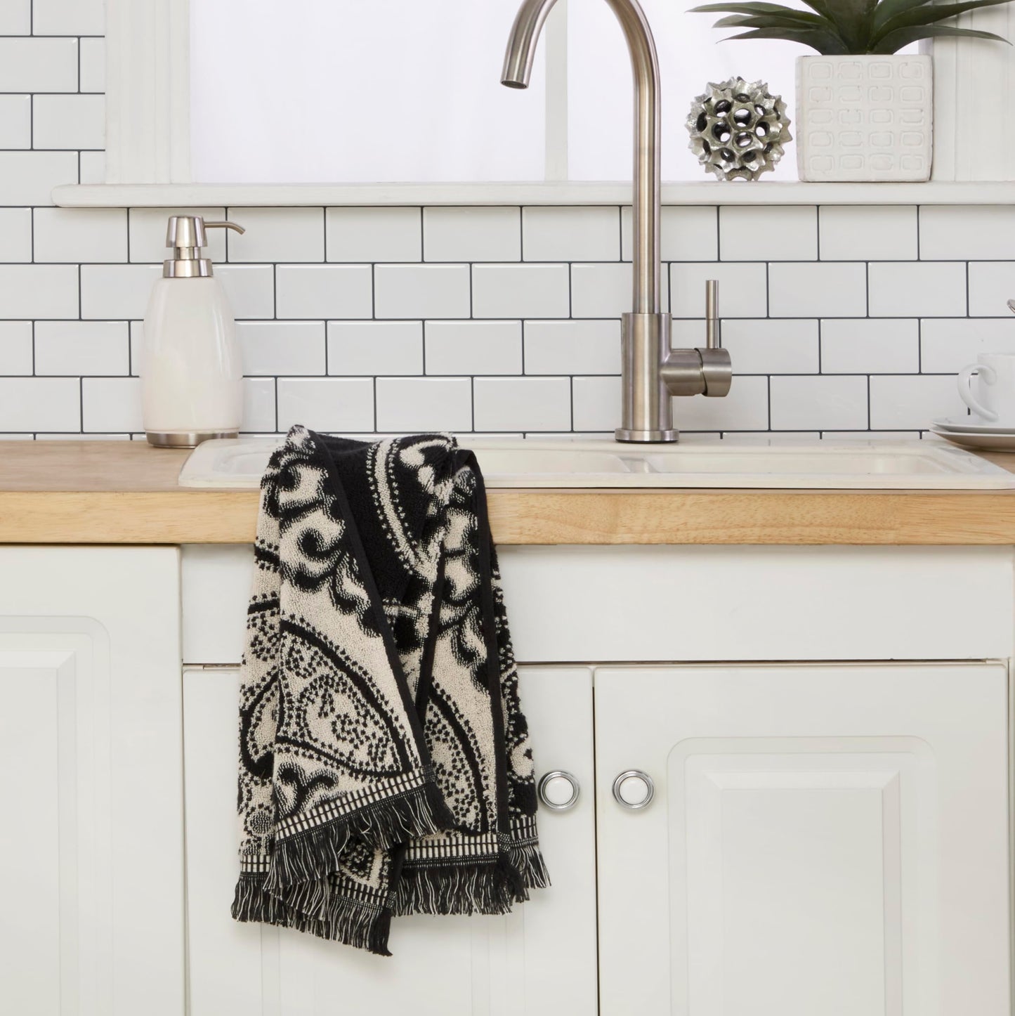 SKL Home Amherst Medallion 100% Cotton Premium 2-Piece Hand Towel Set, 600 GSM, Reversible Jacquard, Soft & Absorbent, Decorative for Bath/Kitchen/Bar & Gift, Black