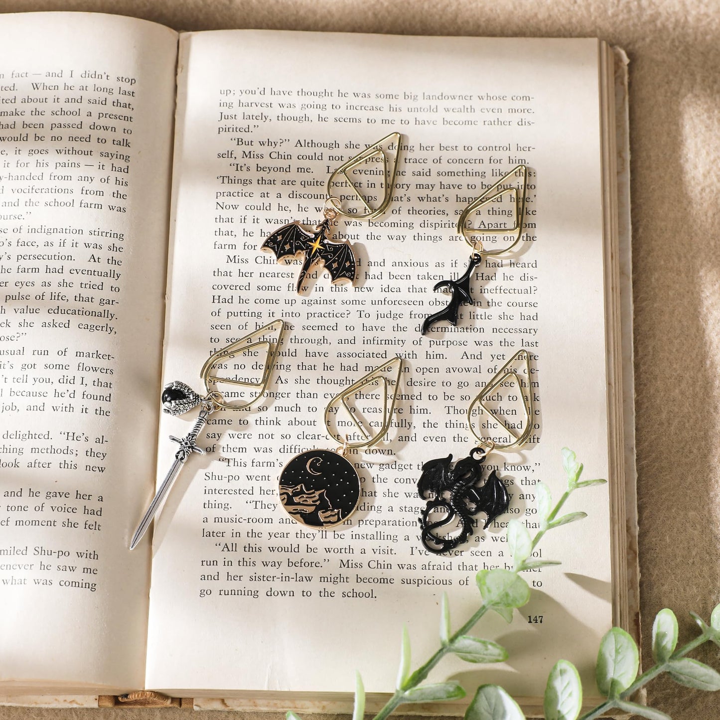 Berirexrion Fantasy Dragon Sward Bookmark - 8 PCs Cool Acotar Fourth Wing Paperclip Book Marks Personalized Charm Page Markers Gifts Reading Lovers Novel Fans Women Men Boy Student School Accessories