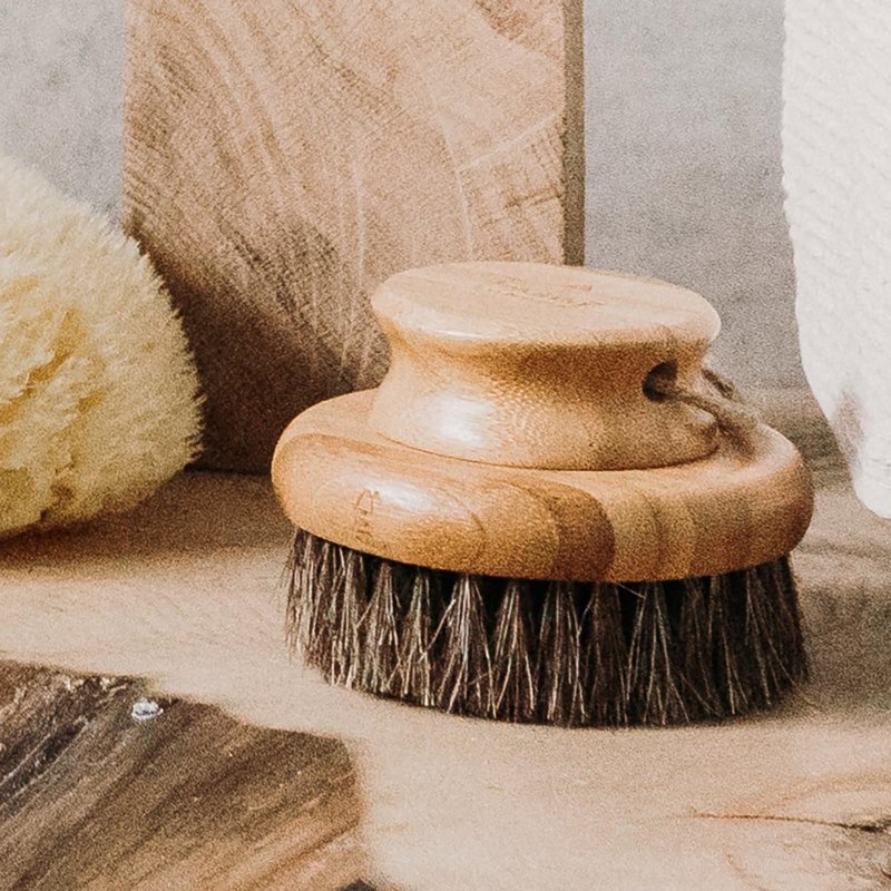Hydréa London Round Natural Body Brush with Mane/Cactus Bristle for Dry Brushing to Exfoliate, Remove Dead Skin, Cellulite and Aid Lymphatic Drainage.
