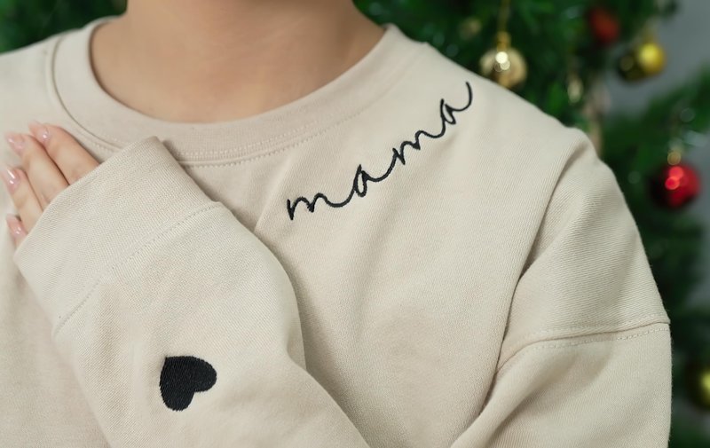 IZI POD - Mama Mom Mommy Embroidered Crewneck Sweatshirt Heart On Sleeve for Women - Gifts For New Mom Mama Birthday Christmas Mothers Day Valentine Embroidery Pullover Sweater Shirt Sand L
