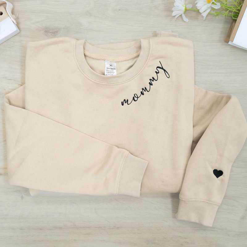 Nani - Mommy Mom Mama Embroidered Crewneck Sweatshirt Heart On Sleeve for Women - Gifts For New Mom Mama Birthday Christmas Mothers Day Valentine Embroidery Pullover Sweater Shirt Sand
