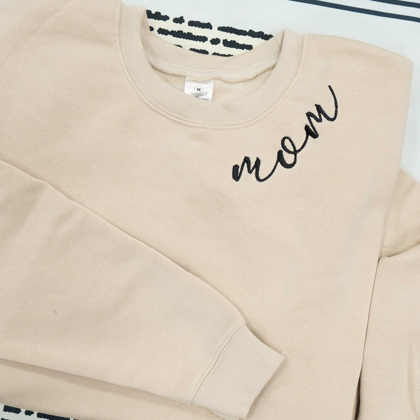 Nani - Mom Mama Mommy Embroidered Crewneck Sweatshirt Heart On Sleeve for Women - Gifts For New Mom Mama Birthday Christmas Mothers Day Valentine Embroidery Pullover Sweater Shirt Sand