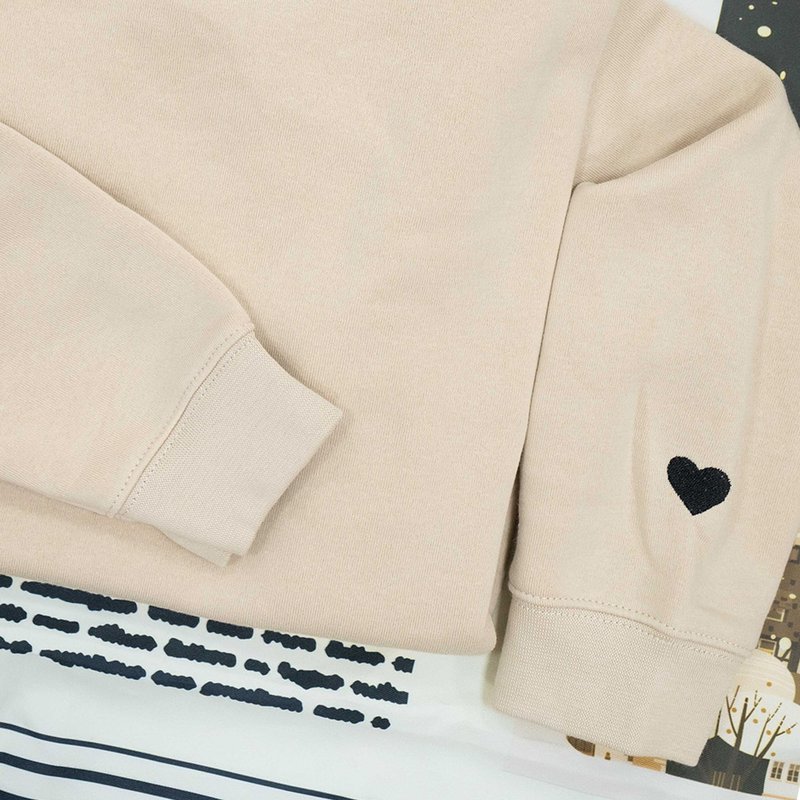 Nani - Mom Mama Mommy Embroidered Crewneck Sweatshirt Heart On Sleeve for Women - Gifts For New Mom Mama Birthday Christmas Mothers Day Valentine Embroidery Pullover Sweater Shirt Sand