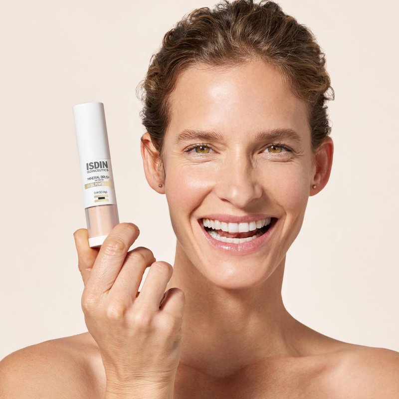 Isdinceutics Mineral Brush - For Photoaging Defense with Zinc Oxide and Titanium Oxide. Covering Discoloration and Targeting Uneven Skin Tone Caused by Blue Light Face Powder, 0.14 OZ