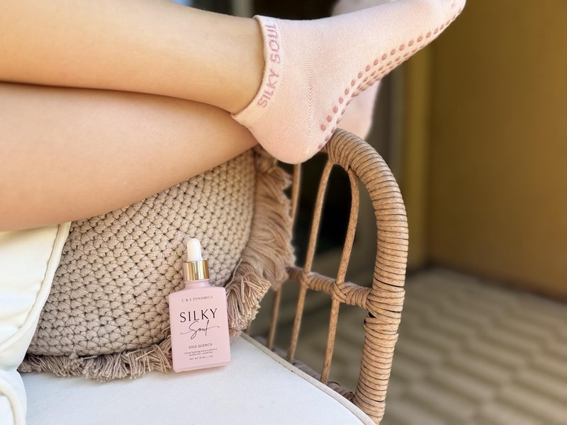 Silky Soul Moisturizing Silicone Socks for Dry Feet & Cracked Heels with Hydrating Tincture - Foot Softening & Heel Repair Treatment - Intensive Foot Repair (Pink, Large)