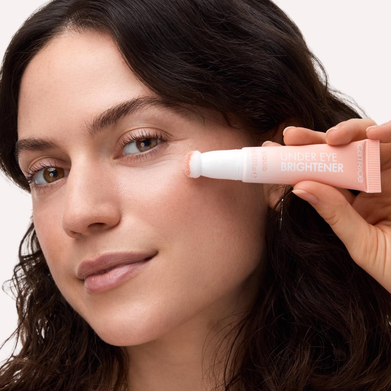 Catrice | Under Eye Brightener Liquid | Instantly Brighten Dark Circles | Lightweight, Luminous Formula with Built-In Sponge Applicator | Vegan & Cruelty Free (010 | Light Rose)