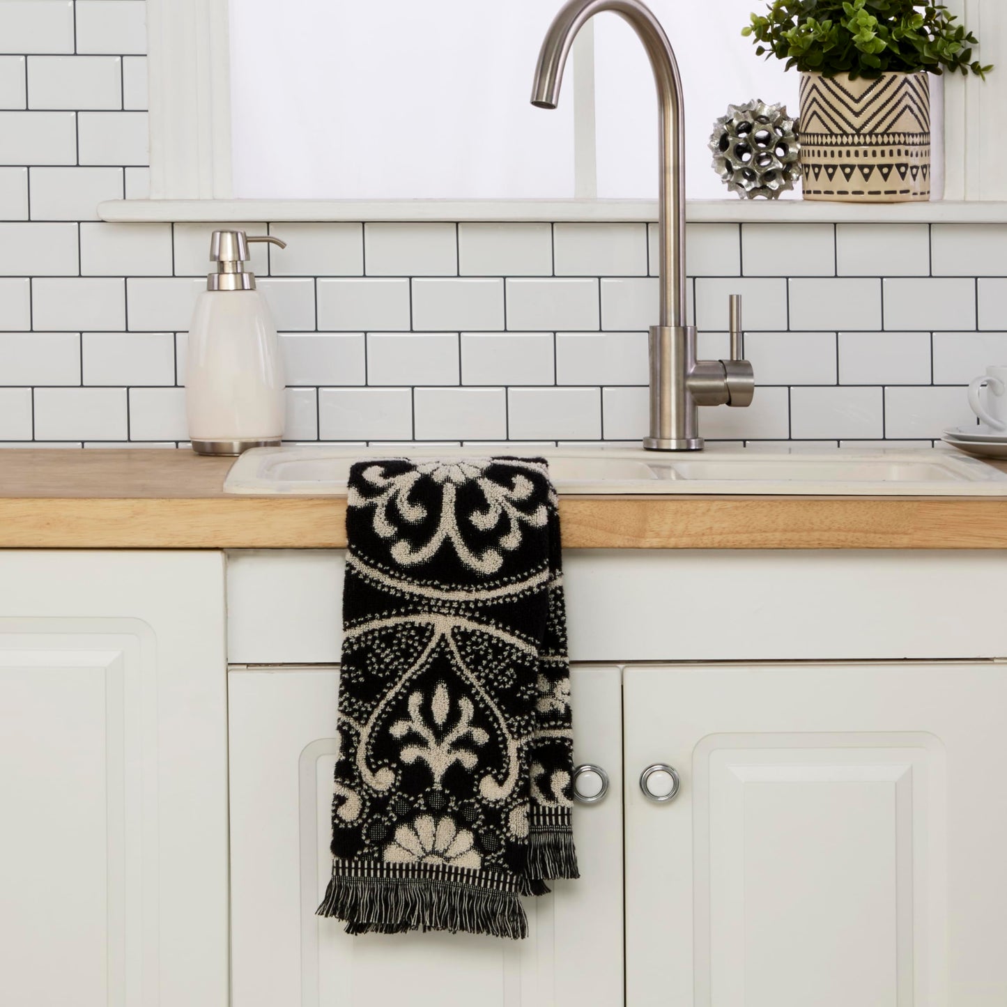 SKL Home Amherst Medallion 100% Cotton Premium 2-Piece Hand Towel Set, 600 GSM, Reversible Jacquard, Soft & Absorbent, Decorative for Bath/Kitchen/Bar & Gift, Black