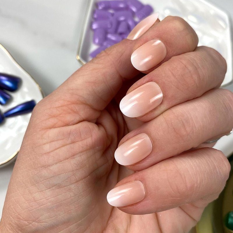 Sally Hansen Press-On Nails - Oval Shape, Easy Application & Non-Damaging | 30 Nails & Accessories, Ombre-Lievable Design