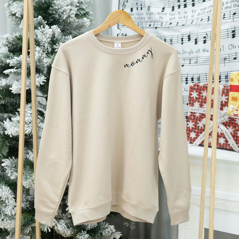 Nani - Mommy Mom Mama Embroidered Crewneck Sweatshirt Heart On Sleeve for Women - Gifts For New Mom Mama Birthday Christmas Mothers Day Valentine Embroidery Pullover Sweater Shirt Sand