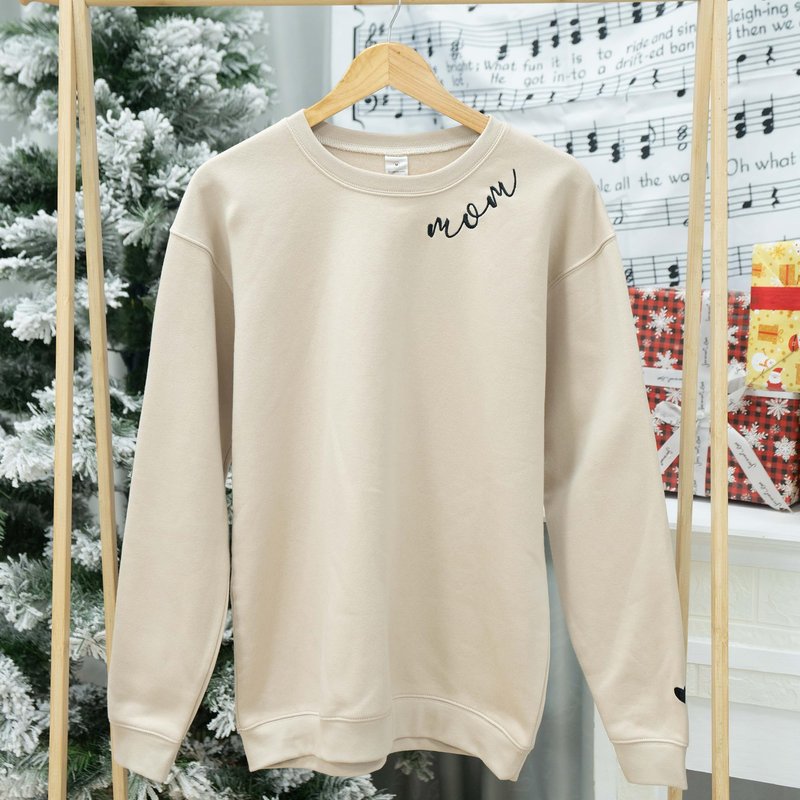 Nani - Mom Mama Mommy Embroidered Crewneck Sweatshirt Heart On Sleeve for Women - Gifts For New Mom Mama Birthday Christmas Mothers Day Valentine Embroidery Pullover Sweater Shirt Sand