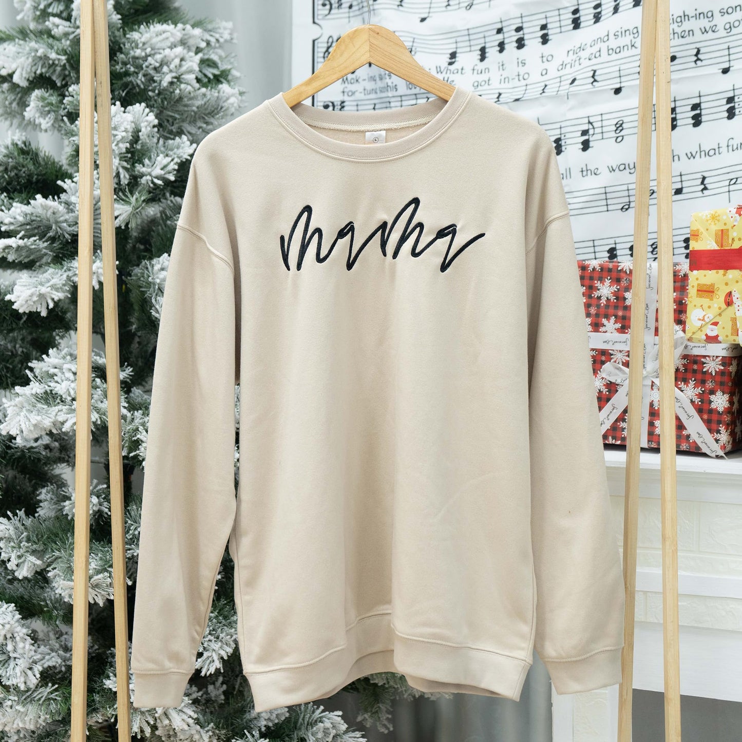 Nani - Mama Mom Mommy Embroidered Crewneck Sweatshirt Heart On Sleeve for Women - Gifts For New Mom Mama Birthday Christmas Mothers Day Valentine Embroidery Pullover Sweater Shirt Sand
