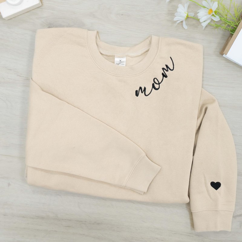 Nani - Mom Mama Mommy Embroidered Crewneck Sweatshirt Heart On Sleeve for Women - Gifts For New Mom Mama Birthday Christmas Mothers Day Valentine Embroidery Pullover Sweater Shirt Sand